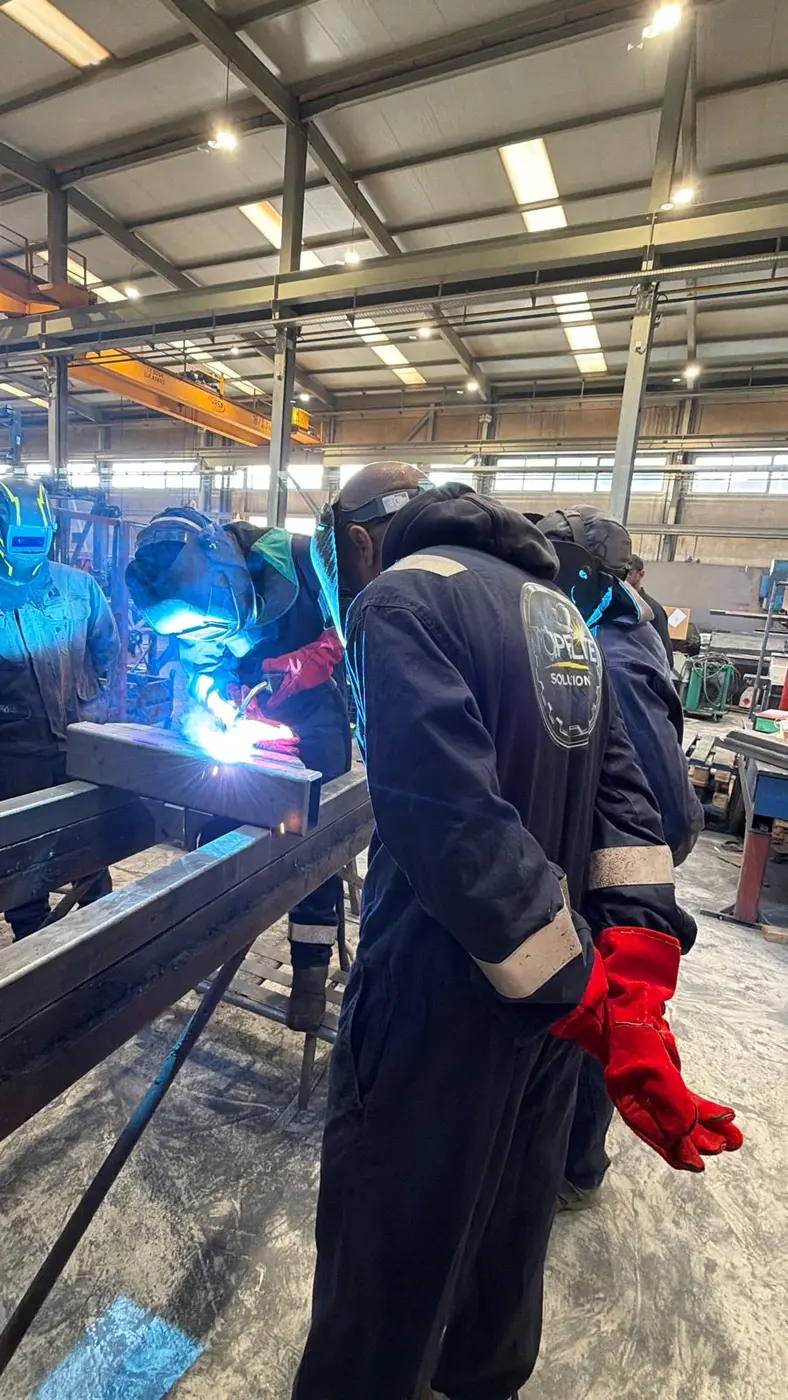 Equipa executando soldadura industrial