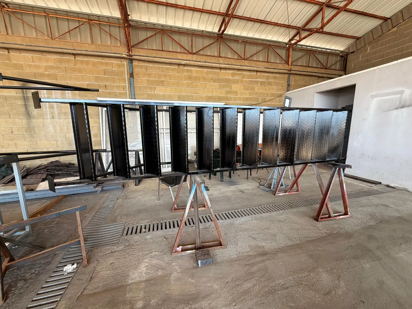 Conjuntos metálicos fabricados pela equipa