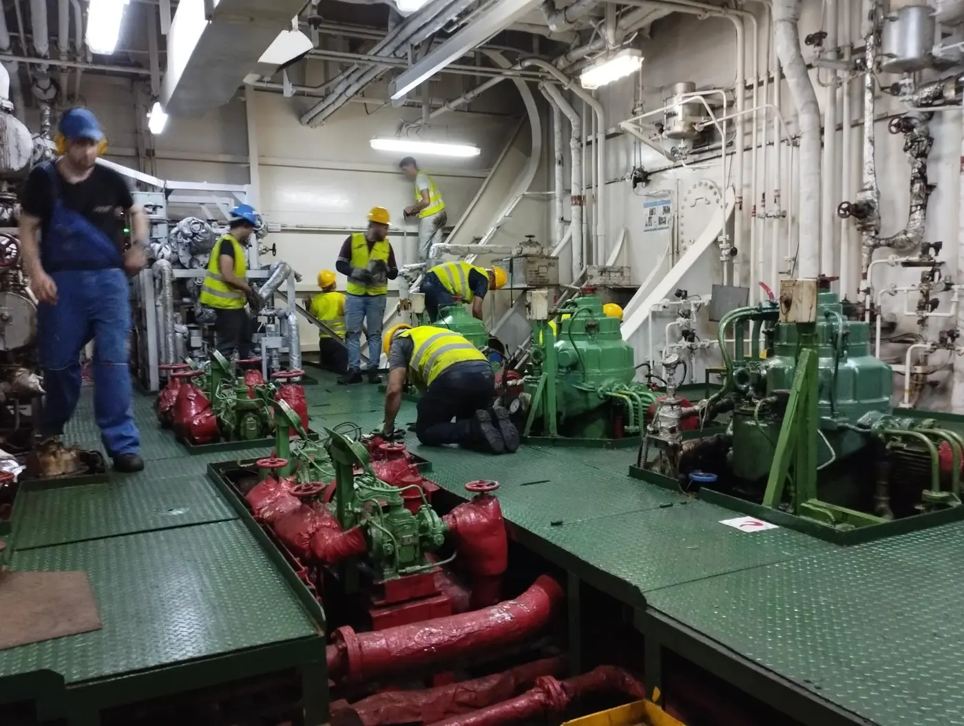 Equipa em intervenção de manutenção industrial