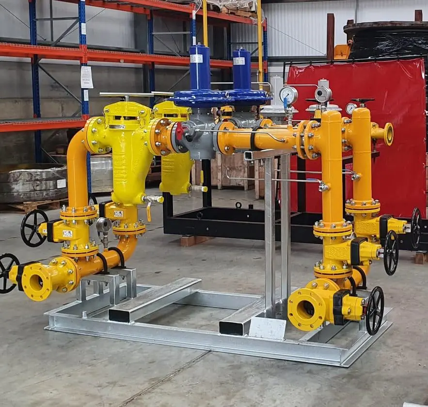 Conjunto industrial de tubagens, válvulas e suportes
